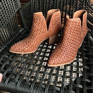 FRYE BOOTIES 36.5 NWT